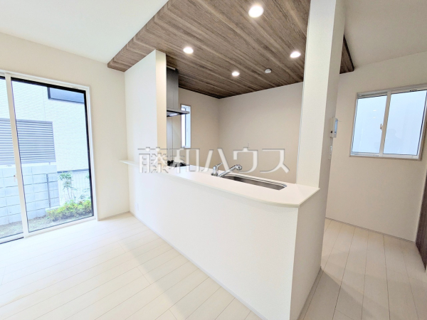 2号棟　キッチン　【八王子市散田町４丁目】
リビングからキッチンが見えるので、小さなお子様もママの様子が見えて安心ですね。　
