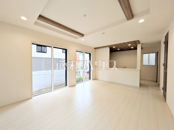 2号棟　リビング　【八王子市散田町４丁目】
対面キッチンを採用したリビングは明るく開放感を主として設計しました。一日の中で一番長く家族が集まる場所だから機能性と利便性を重視しました。　