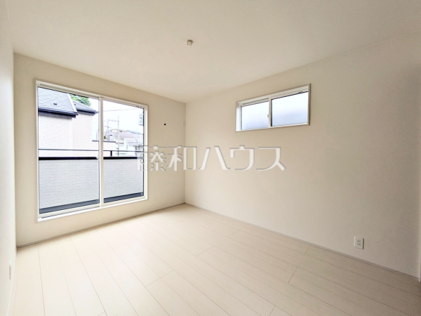 2号棟　居室　【八王子市散田町４丁目】
幼い頃のたくさんの想い出が詰まった実家の部屋。それは特別な場所としていつまでも心に残っています。いつかこの部屋が子供たちにとってのそのような場所になるのかな？　
