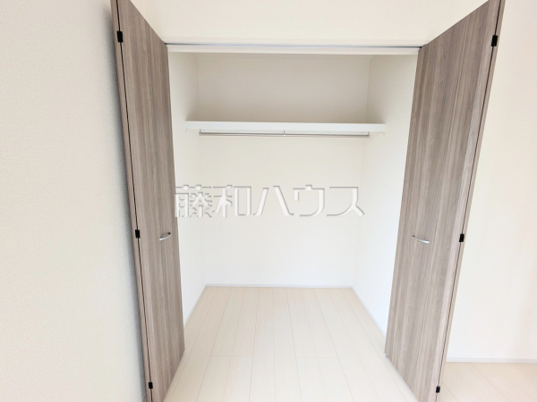 2号棟　収納　【八王子市散田町４丁目】
枕棚とハンガーパイプで効率良く、たくさん収納できるクローゼット！お部屋をきれいに保てそうですね。　