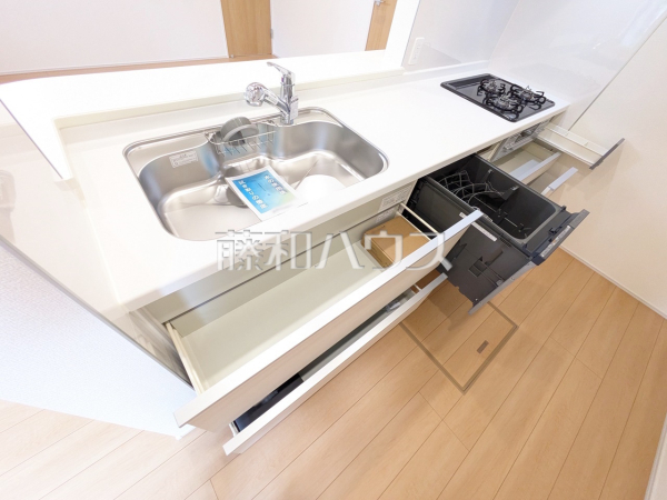 3号棟　キッチン　【八王子市散田町４丁目】収納力豊富なスライド収納付きシステムキッチン。大きな鍋やフライパンの出し入れもスムーズです。
