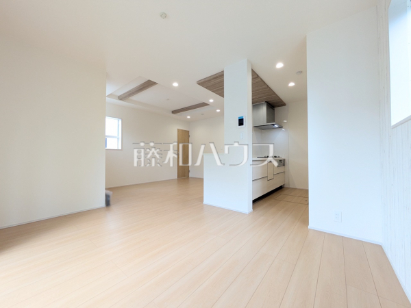 3号棟　リビング　【八王子市散田町４丁目】たくさんの窓から陽が差し込む明るく開放的なリビング　