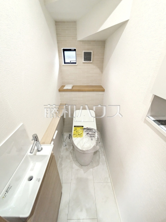 各階にトイレがあると、階段の上り下りをせずに済むため就寝時なども便利です。 　【新座市東北２丁目】