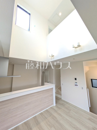 勾配天井を生かした大きな吹き抜けのあるリビング【西東京市緑町１丁目】リビング　