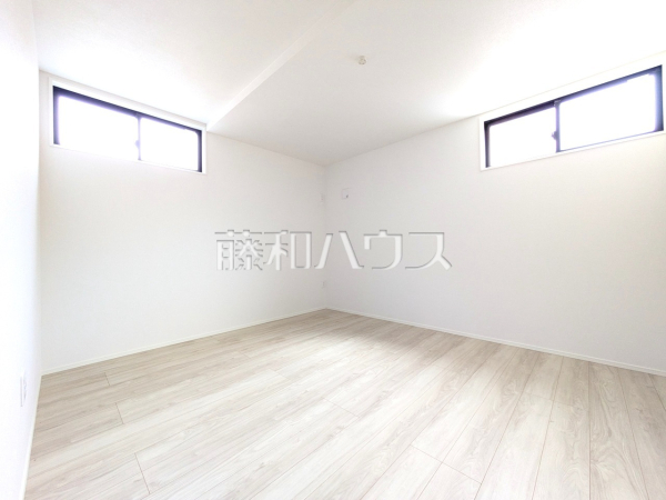 納戸は収納としてだけでなくテレワークにも活用できます。クローズドな空間だから仕事にも集中できますね！【西東京市緑町１丁目】　