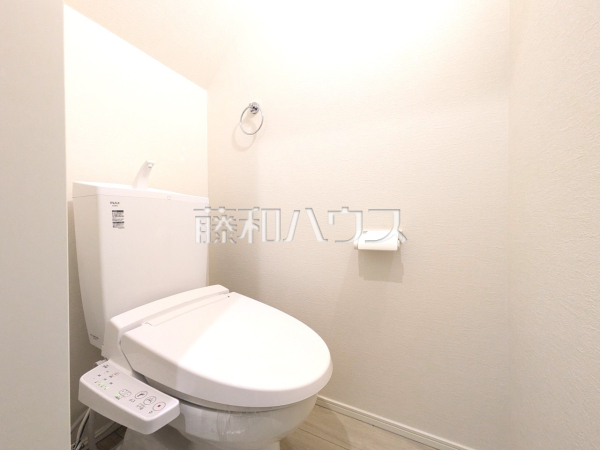 清潔な空間を保ちたいトイレはオフホワイトでまとめました。毎日使う場所だからこそお手入れも楽々にできる機能が搭載されております。汚れが付着しにくい便器はお掃除も楽々です。　【西東京市緑町１丁目】　