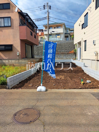 現地写真　 家族が集まるリビングに階段を設ける事で、自然と家族のコミュニケーションが広がります。 　【志木市本町３丁目】