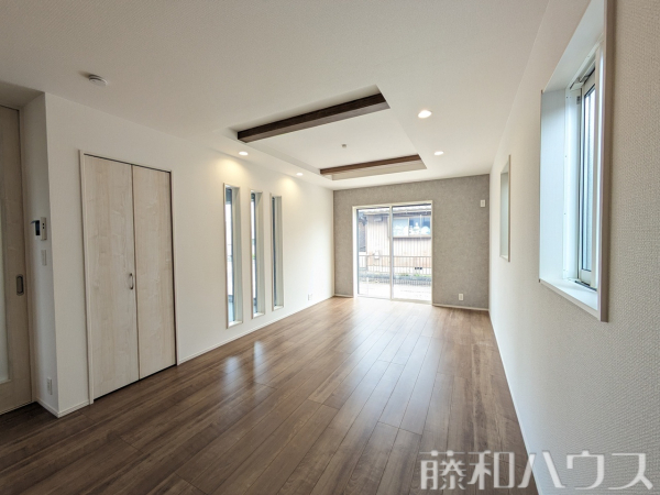 リビング　【小牧市新町１丁目】