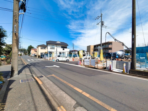 接道状況および現場風景　【清瀬市中清戸５丁目】 見学はしたいけど、なかなか時間が取れない・・・そんな方に出勤前や仕事終わりにマイホームを見学できるサポートをいたします。 