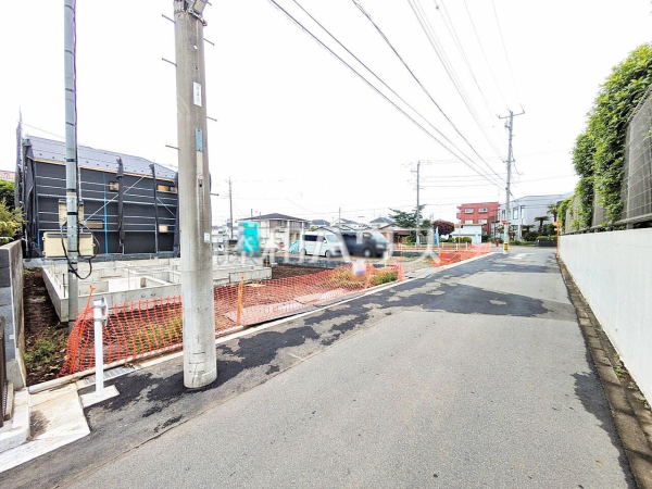 接道状況および現場風景　【武蔵村山市岸１丁目】 建物のプレゼンをさせていただきますので、実際の完成イメージを思い描いていただくことができます。お気軽にお問合せ下さい。 