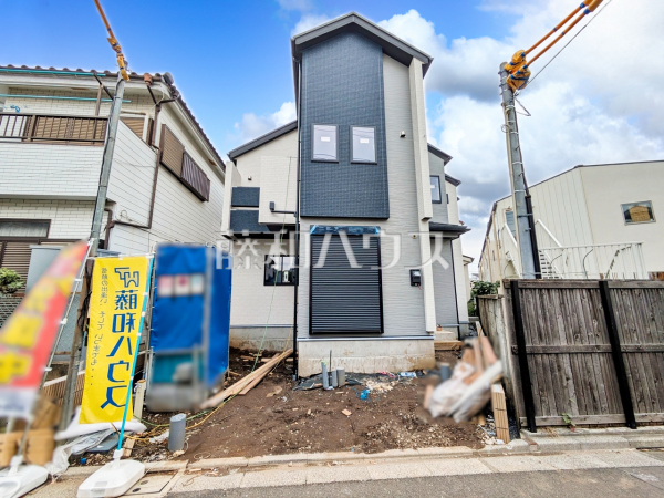 ≪現地外観≫モノトーンを中心とした配色の現代的なデザイン。直線的ですっきりとしたスクエアなデザインが、お客様のお住まいを都会的に印象づけます。　　【調布市菊野台３丁目】
