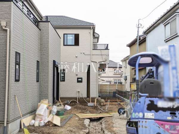 2号棟　道路から奥まった住まいは、車や人通りも気にならずプライバシーの確保された住空間を保つことができます。　【立川市一番町２丁目】