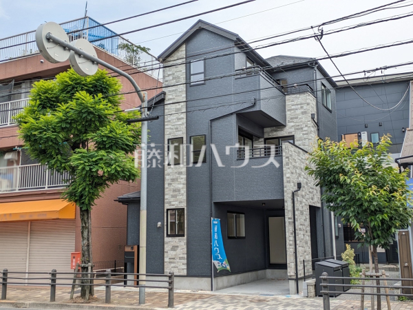 外観　【小平市学園東町３丁目】生活に溶け込むシンプルなデザインの外観が魅力の新邸です。　