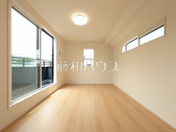 居室　【小平市学園東町３丁目】
木目が美しいウッディなフローリングの居室は、穏やかで心安らぐ空間となるでしょう。　