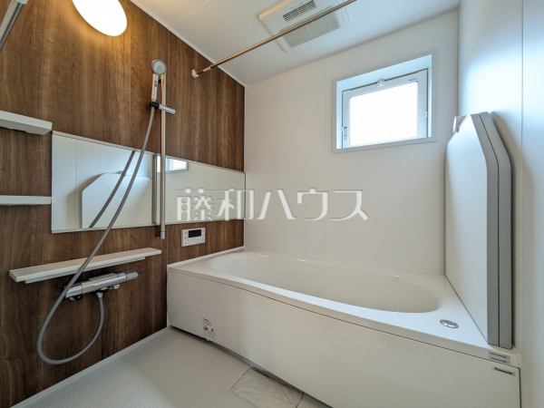 浴室　【小平市学園東町３丁目】足を伸ばして入れるバスタブで、ゆっくり一日の疲れを癒して下さい。　