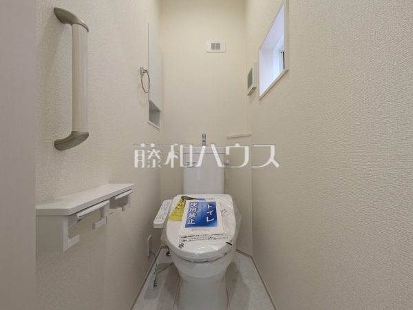 トイレ　【小平市学園東町３丁目】少ない水でも常にキレイを保ち、汚れが付きにくいトイレ！　