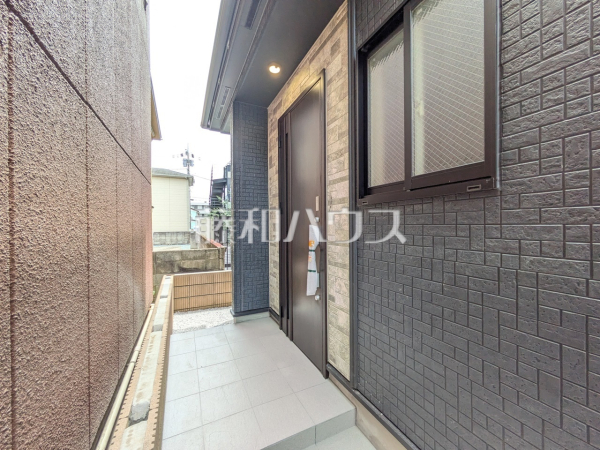 玄関　【小平市学園東町３丁目】玄関前は家の「顔」です。綺麗な植栽が家と街並みに暖かい色を添えます。　