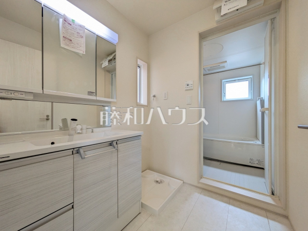 洗面室　【小平市学園東町３丁目】洗面ボウルは広々平らな底面なので付け置き洗い等できます。深さがあるので水も飛び散らず使い勝手便利です。　