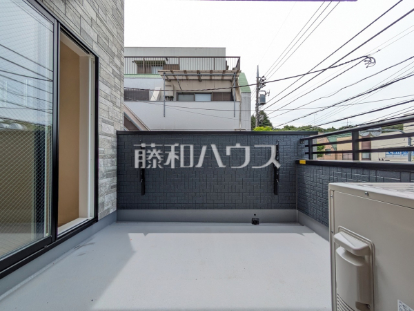 バルコニー　【小平市学園東町３丁目】南向きのバルコニーは日差しもたっぷり注ぎ、お洗濯物もよく乾きます。　
