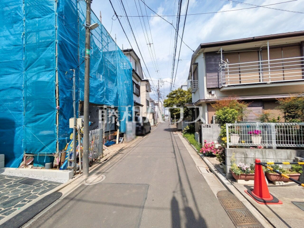 接道状況および現場風景　【杉並区本天沼１丁目】 現在建築中の物件です！物件の内部構造などは今しか見られません。完成前の状態もご確認ください。是非ご見学のお問合せを！ 