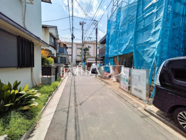 接道状況および現場風景　【杉並区本天沼１丁目】 見学はしたいけど、なかなか時間が取れない・・・そんな方に出勤前や仕事終わりにマイホームを見学できるサポートをいたします。 