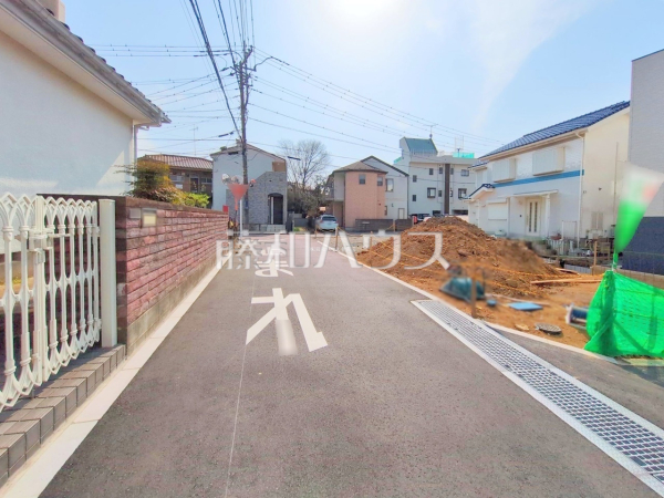 接道状況および現場風景　【志木市本町２丁目】ハウスメーカーからプランまでフルオーダーで自由にマイホームがつくれる、建築条件のない宅地分譲です。