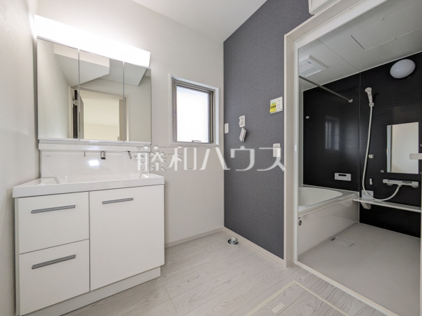1号棟　洗面室　【立川市砂川町２丁目】
三面鏡付きの洗面台。鏡の裏にも収納があり、歯ブラシや化粧品等もすっきり収納できます。　