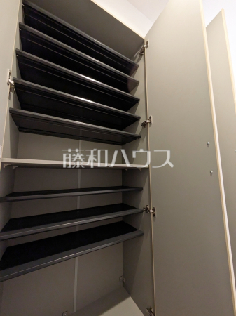 玄関収納はたくさんの靴を収納できる大きさです　【グリーンタウン清戸　45号棟】