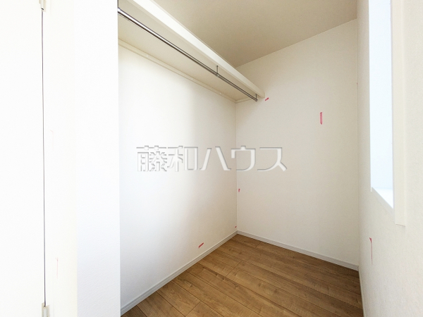 1号棟　収納　【小金井市桜町１丁目】ウォークインクローゼットは、お洋服等がたくさん収納できて便利です。　