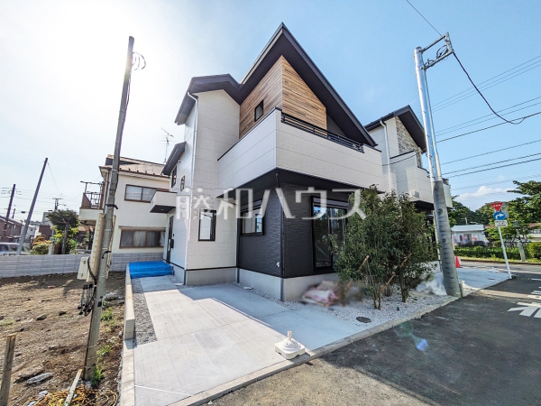 2号棟　外観　【小金井市桜町１丁目】日本風の要素を取り入れながら、今時のスタイリッシュさも加味した和モダンなデザイン。自然に馴染む配色で木材などの和素材も取り入れ、手軽に和の雰囲気を楽しめます。　