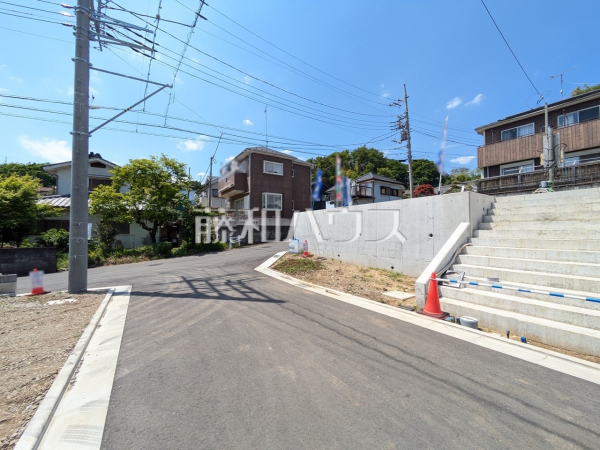 接道状況および現場風景　【八王子市中山】物件の事、諸費用の事など、小さな疑問もお気軽にご連絡・ご相談下さい。