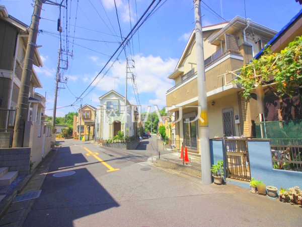 接道状況および現場風景　【富士見市東みずほ台４丁目】 周辺環境はもちろん、日当たりや設備仕様など、実際に行ってみないと分からないことも多くございます。ご案内いたしますので、お気軽にお問い合わせください