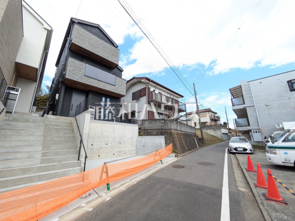 接道状況および現場風景　【多摩市貝取】お住まい探しは、家の良し悪しだけでなく周辺環境も重要なポイントです。ぜひ一度お客様の目でご覧ください。　