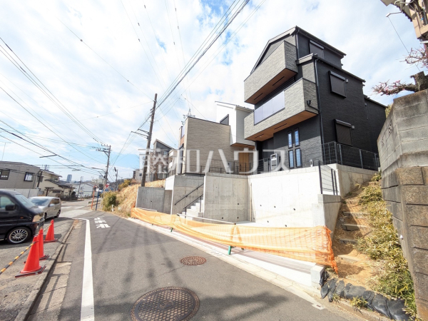 接道状況および現場風景　【多摩市貝取】南向き、遮るものがなく日当たり良好です！
