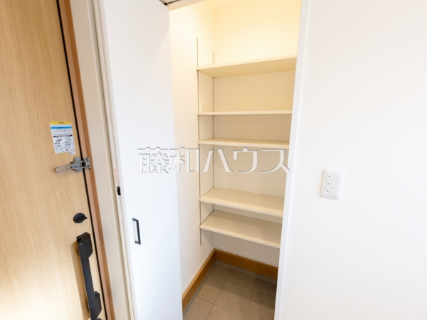 1号棟　玄関収納【多摩市貝取】
気付くと増えてしまいがちなシューズ。かさばる長靴や冬のブーツなどの収納には一苦労ですが、シューズインクロークがあれば玄関周りで使う物までスッキリ収納できます！