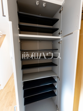1号棟　玄関収納【多摩市貝取】
靴だけでなく、お手入れ用品やお子様の遊び用具も収納できる大容量のシューズボックスを設置。すっきりとした空間でお客様をお迎えできます。