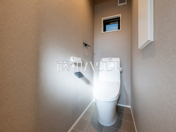1号棟　トイレ【多摩市貝取】
各階にトイレを設けておりますので、朝の忙しい時間などトイレの取り合いで喧嘩になることも少なそうですね。