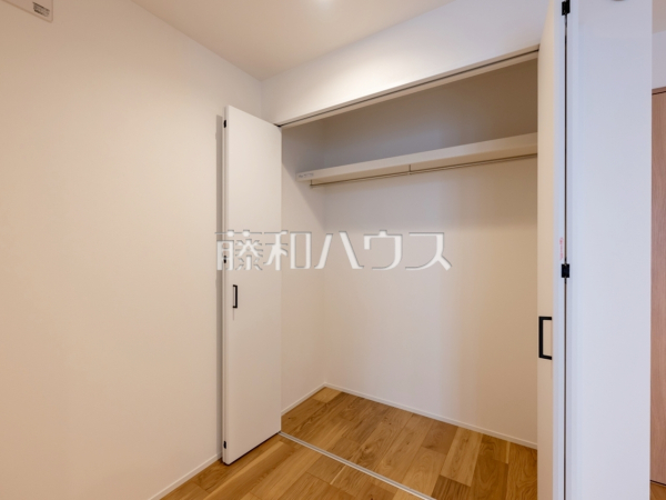 2号棟　収納　【多摩市貝取】
クローゼットには衣類はもとより、キャリーケース等の大物や衣装ケースなども収まりお家がスッキリ！