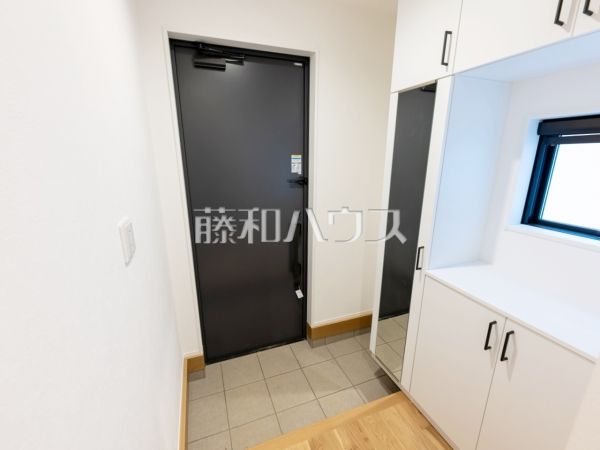 2号棟　その他内観　【多摩市貝取】
毎朝の身だしなみチェックとしてお使い頂ける姿見は、裏側が収納スペースになっています。