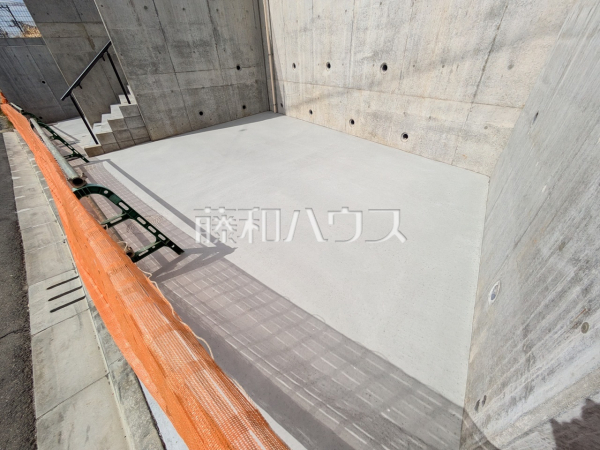 2号棟　カースペース　【多摩市貝取】
南道路で、さらに南側にカースペースがあり日当たり良好です。　