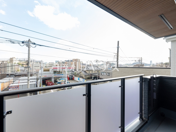 2号棟　バルコニー　【多摩市貝取】
居室から直接バルコニーへ出られる為、晴れた日は布団を干すことができます。太陽の匂いがする布団で寝るのは癒しのひと時です。