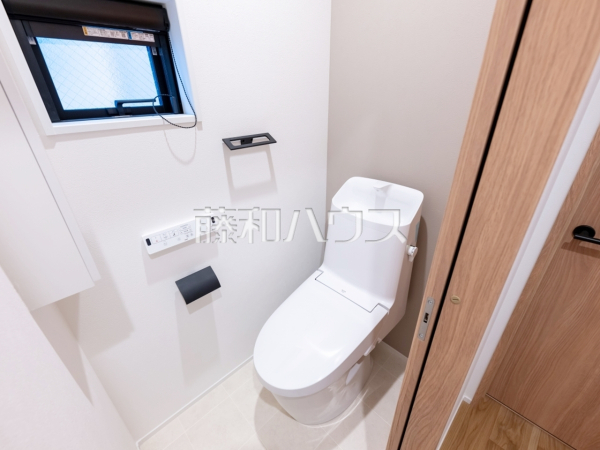 2号棟　トイレ　【多摩市貝取】
トイレはいつまでも清潔な空間を保てるように、目に留まるだけではなく、汚れを拭き取り易いフロアと壁紙にしました。