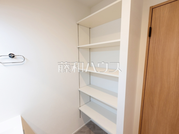2号棟　洗面室　【多摩市貝取】
洗面室にはバスタオルや洗面具などをきれいに整理できる便利な棚を設置しました。