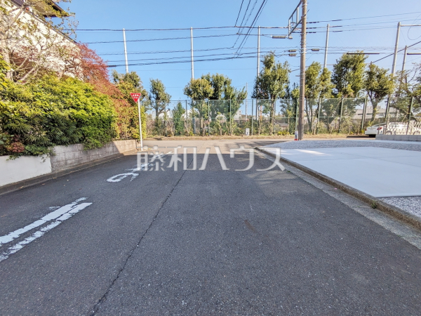 ■接道状況および現場風景　
都立永山高校まで徒歩4分の距離です。【多摩市永山６丁目】