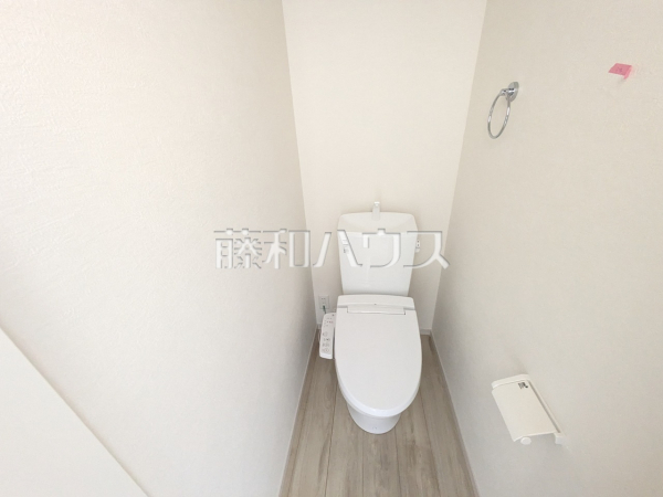 ■トイレ　
各階のトイレにはウォシュレットと収納完備！【多摩市永山６丁目】