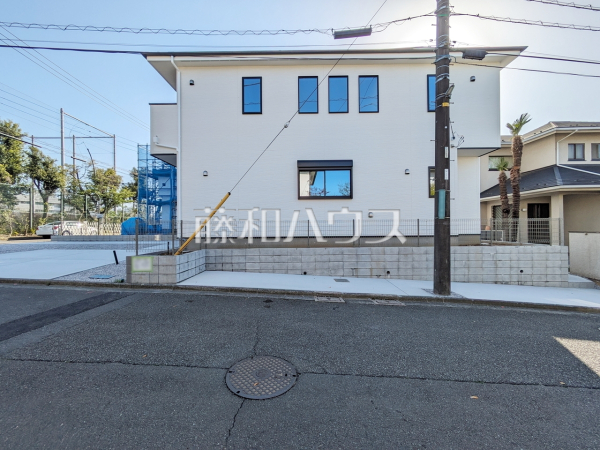 ■接道状況および現場風景　
東側の敷地には自転車やバイクなども置くのに十分なスペースがございます。【多摩市永山６丁目】