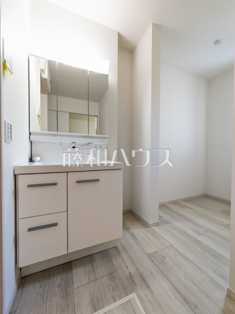 ■洗面室（写真奥：リネン庫）　
【多摩市永山６丁目】