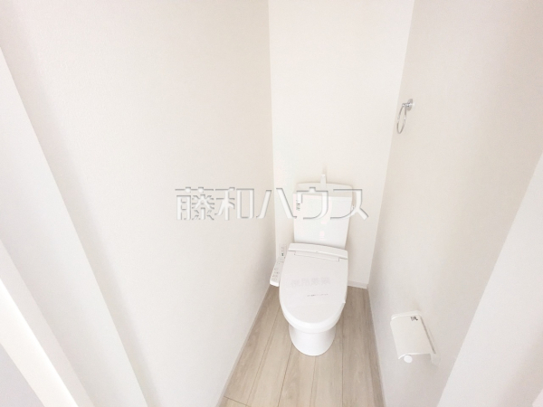 ■トイレ　
トイレはいつまでも清潔な空間を保てるように、目に留まるだけではなく、汚れを拭き取り易いフロアと壁紙にしました。【多摩市永山６丁目】