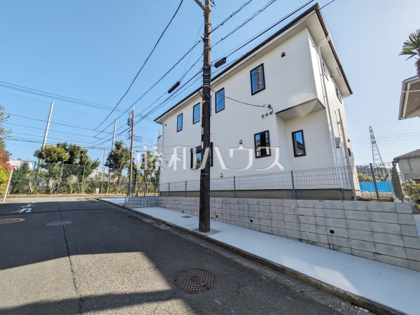 ■接道状況および現場風景　
戸建住宅が立ち並ぶ住宅地。静かな時間の流れ。ゆっくりと傾きを変えていく陽の光が清楚な家々を色鮮やかに演出してくれます。【多摩市永山６丁目】