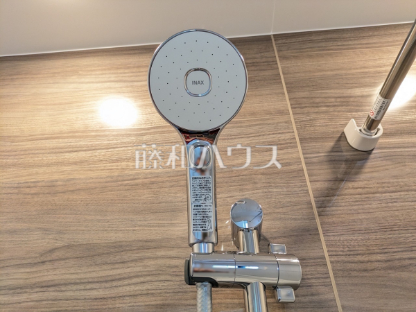 ■スイッチ付きシャワーヘッド　
浴室のシャワーは手元で止水ができるスイッチ付シャワーヘッドにより、さらに節水効果がアップします。【多摩市永山６丁目】
